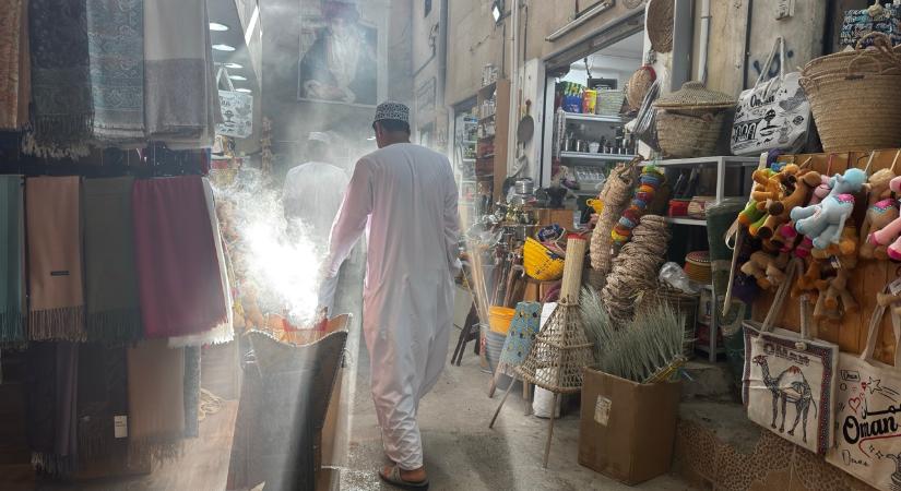 Keleten a háború olyan, mint a meleg tevelepény – Ománi riport