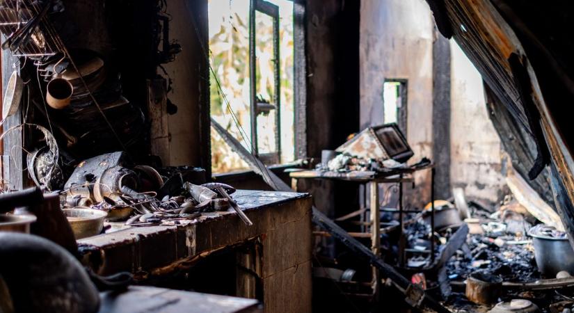 Lángokban állt egy lakóház Újszászon, kiderült, hol keletkezett a pusztító tűz