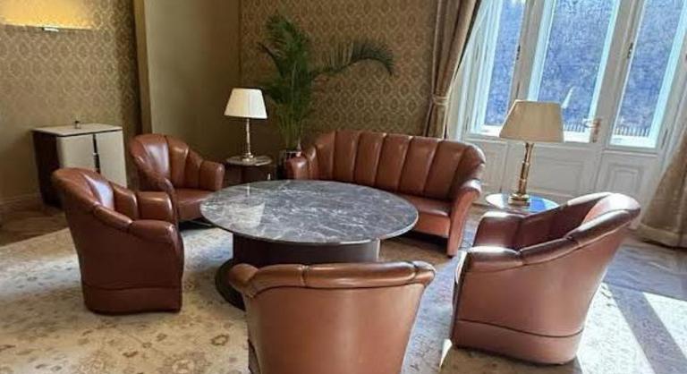 Hadházy Ákos újabb képeket közölt az MNB-székház helyiségeiről, megmutatta a jegybank szivarszobáját