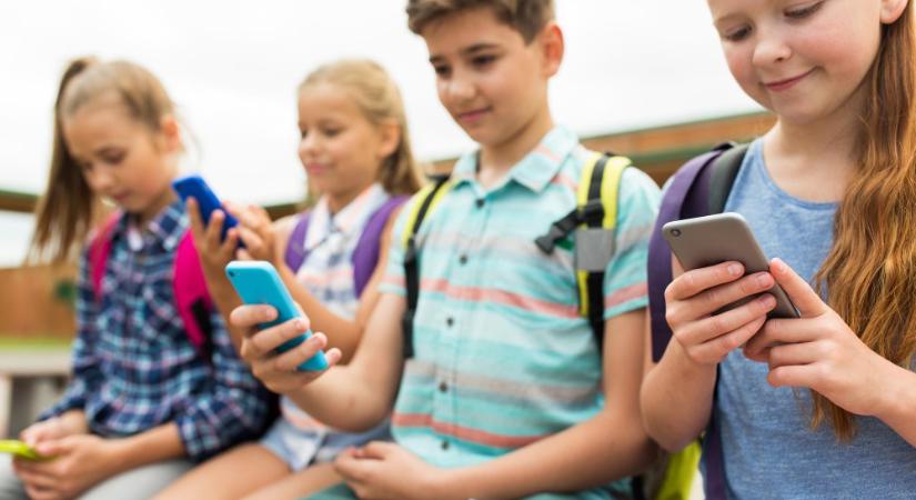 Készül a törvény, betiltják a telefonhasználatot az iskolákban