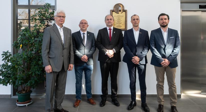 Kívül és belül szolgálja a közösséget és a kultúrát – Emléktáblát avattak a Nívódíjas szekszárdi Tudásközpontban