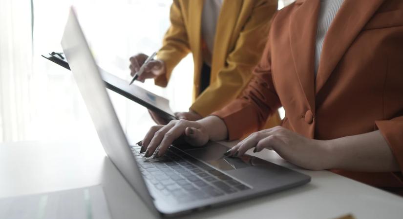 Kisfilmekkel, közérthető tájékoztatókkal, nyílt napokkal segít a NAV az szja-bevallásban