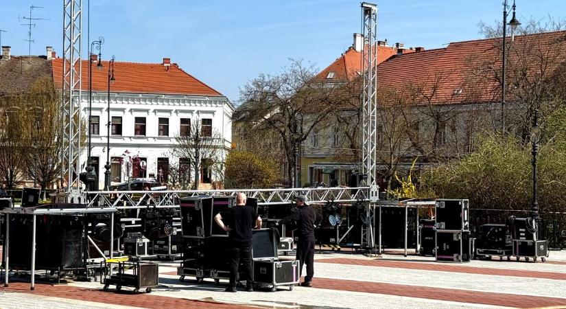 Várják a zalaiak Orbán Viktort – készül a színpad a nagykanizsai Erzsébet-téren