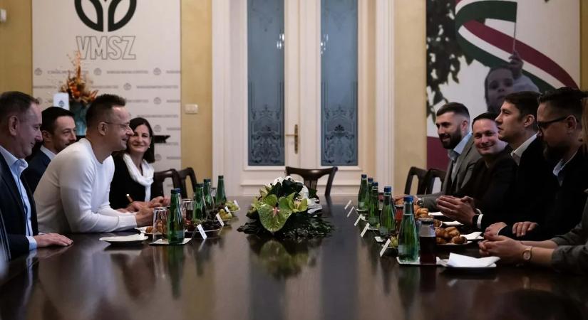 Szijjártó Péter: Éket akarnak verni közénk