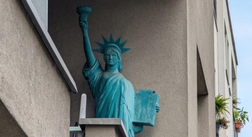 Megunta a panellétet, Újpestre költözött a főváros erkélyen álló Szabadság-szobra