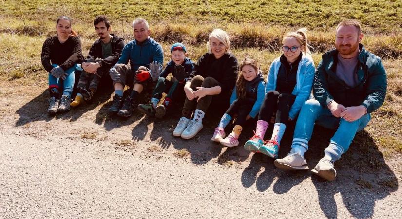 Felemás zoknival üzent Izsák polgármestere a tavaszi nagytakarításon  fotók