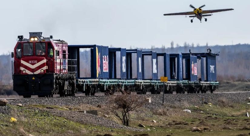 120 km/h-val robogott a vonat, egy repülőgép szállt a tetejére – videó