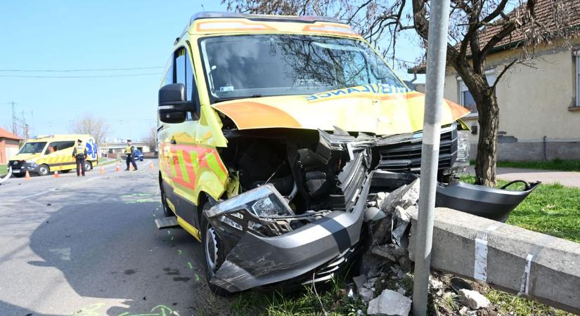 Kiderült, miért „nyársalta fel” a villanypózna a mentőautót, megszólalt az érintett sofőr – videóval, galériával