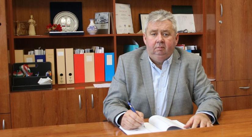 Az egész falu megdöbbent: Bajna polgármestere is megszólalt a plakátrongálások után