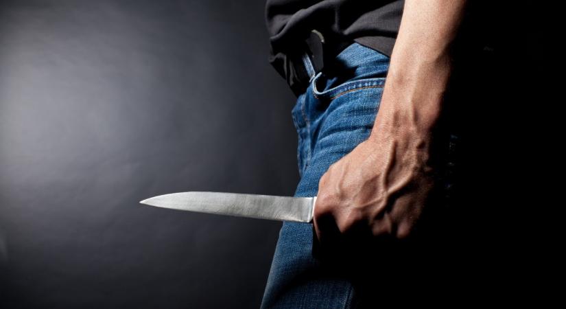 Drogot akart venni, helyette kést kapott a hátába