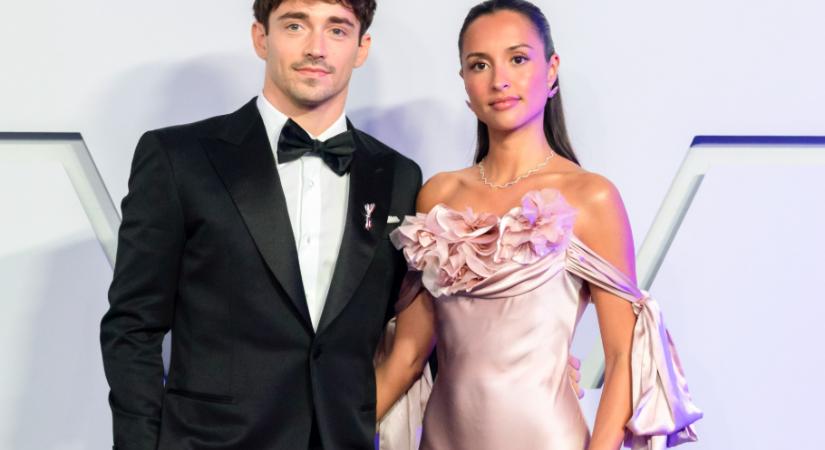 Charles Leclerc és a felesége csak úgy ragyogtak a vörös szőnyegen, Alexandra szatén ruháját akarja most mindenki