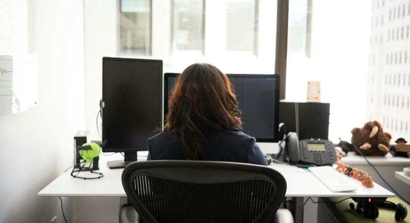 Az ülőmunka nem csak a hátat terheli: ezek a modern életmód következményei az intimtesttájékra