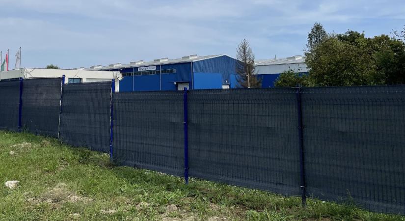 A 444 szerint egy fideszes képviselő néhány éve egészségre ártalmasnak nevezte a bátonyterenyei akkuüzemet