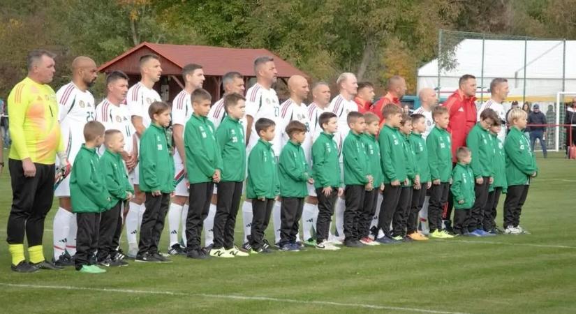 A magyar öregfiúk-válogatott érkezik a balkányi műfüves pálya avatására