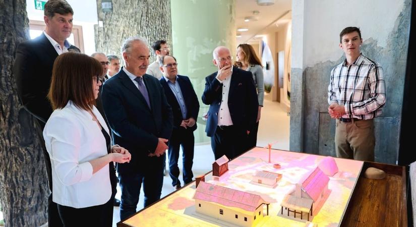 Így néz ki belülről a mórahalmi csoda, miniszter járta be a nyár slágerhelyét