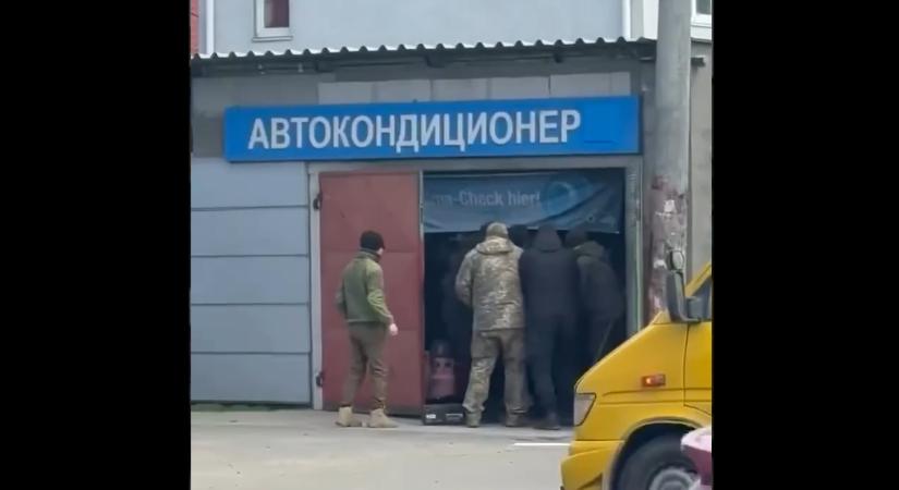 Autószervizből hurcoltál el a férfit