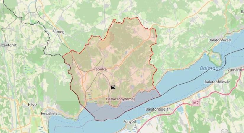 Durva karambol a lakótelepnél – üzemanyag folyt az útra