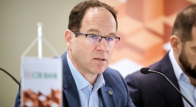 Simák Pál CIB-vezér felfelé bukott, olasz bankár vezeti a jövőben a magyar bankot