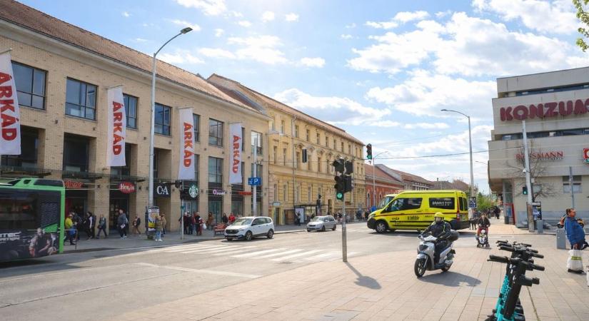 Orrtörés a pécsi belvárosban – súlyos sérüléshez érkeztek a mentők