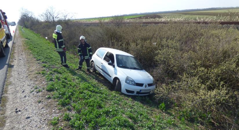 Renault az árokban, tűzoltók a helyszínen: fotók érkeztek a Karcagnál történt balesetről