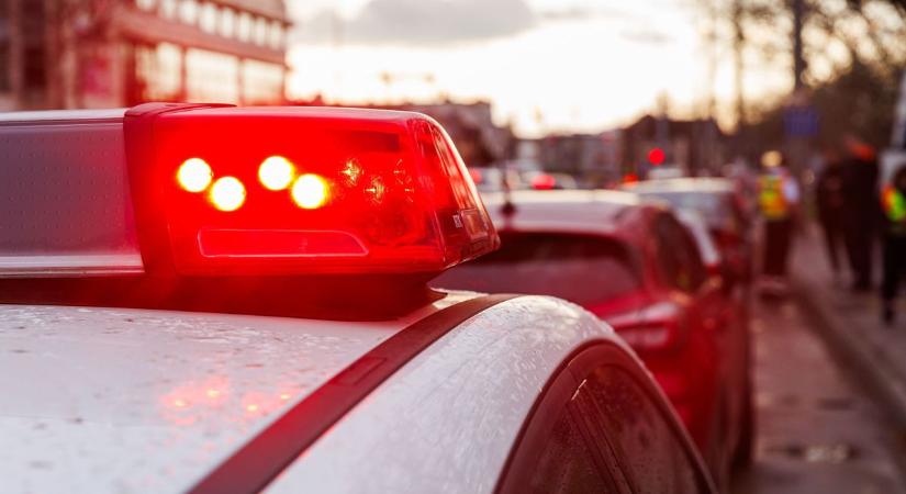 Két személyautó ütközött össze a 33-as főúton