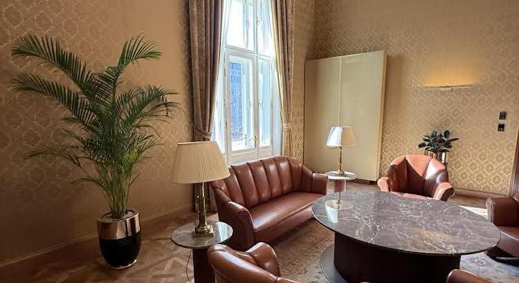 Hadházy azt állítja, képeket tett közzé a Nemzeti Bank luxuskönyvtáráról és szivarszobájáról