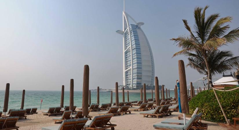 Dubajban üresek a luxushotelek és turisztikai látványosságok: sorra küldik fizetés nélküli szabadságra a dolgozókat