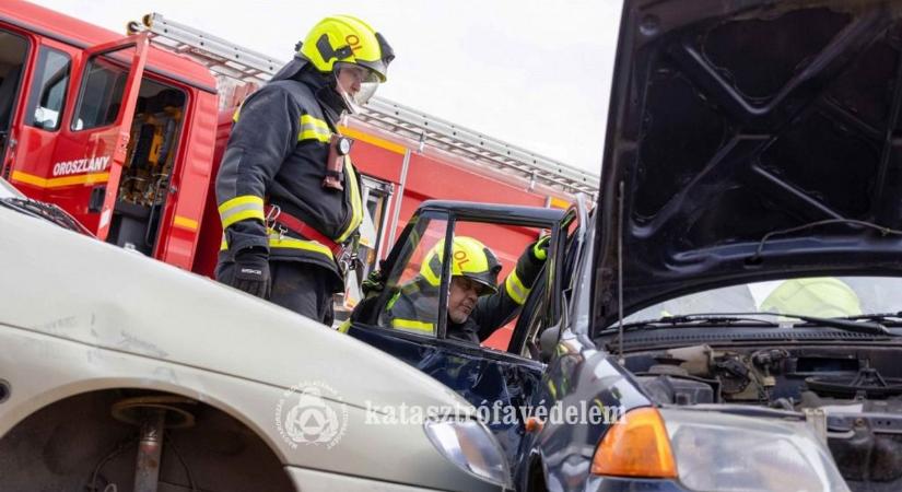 Versenyen mérték össze tudásukat a tűzoltók, a komáromiak jutottak az országos döntőbe  fotók