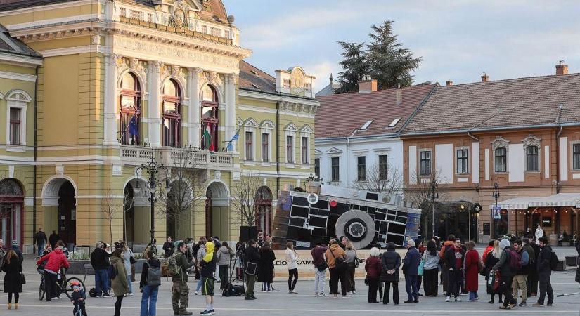 Országosan is ismert celEB látogatott Egerbe – mindent is megnézett magának