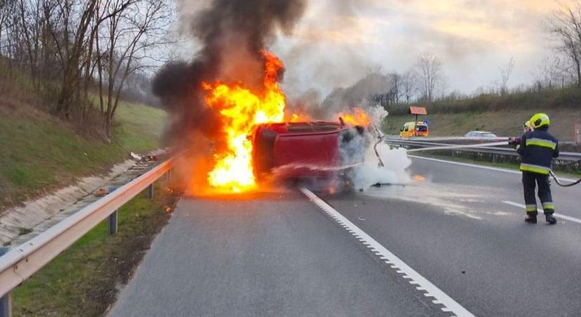 Drámai pillanatok Balatonőszödnél: kigyulladt egy autó, de a közlekedők példát mutattak