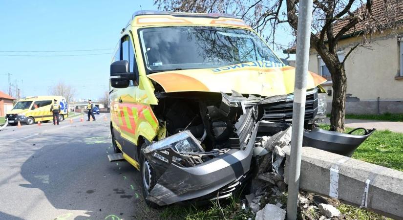 Villanyoszlopnak csapódott a mentőautó – megszólalt az érintett sofőr