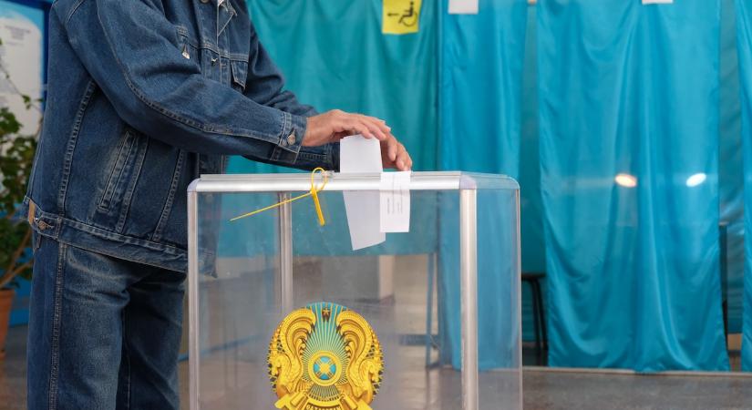 Csendes szavazás, radikális változás: új alkotmányt kap Kazahsztán