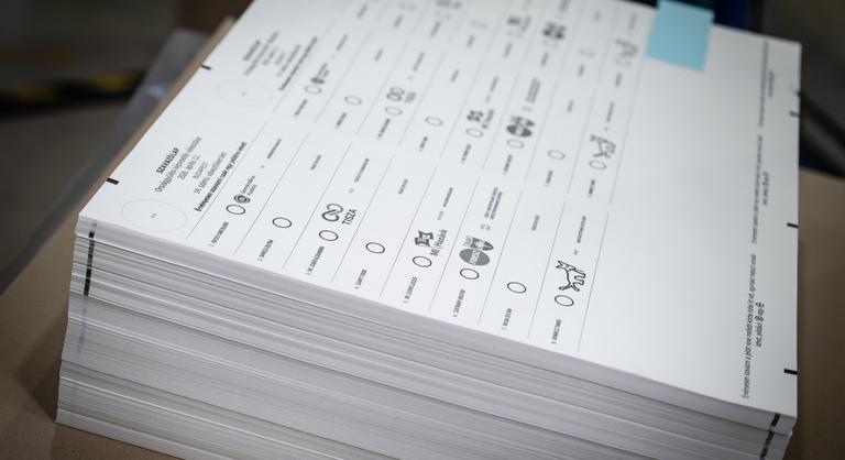 Kampánylevéllel érkezik a szavazólap, aggályok a külhoni levélszavazás körül