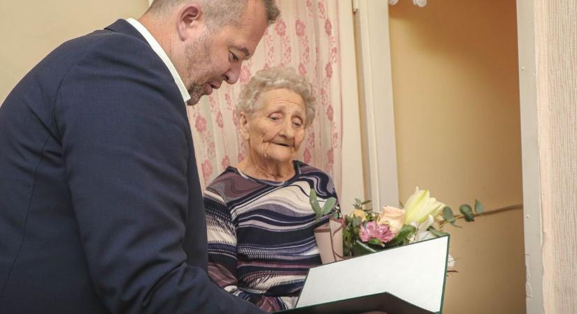 Kilencvenedik születésnapja alkalmából köszöntötték a miskolci Üveges Ferencnét - képekkel