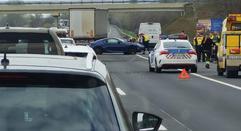 Baleset az M3-ason - szalagkorlátnak ütközött egy autó Kálnál