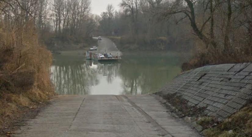 A Tiszába hajtott egy autó Aranyosapátinál, a kompos mentette ki a sofőrt