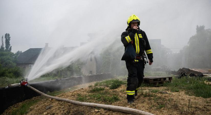 Nagy területen ég a nádas a Hajdúságban, 34 tűzoltó oltja a lángokat