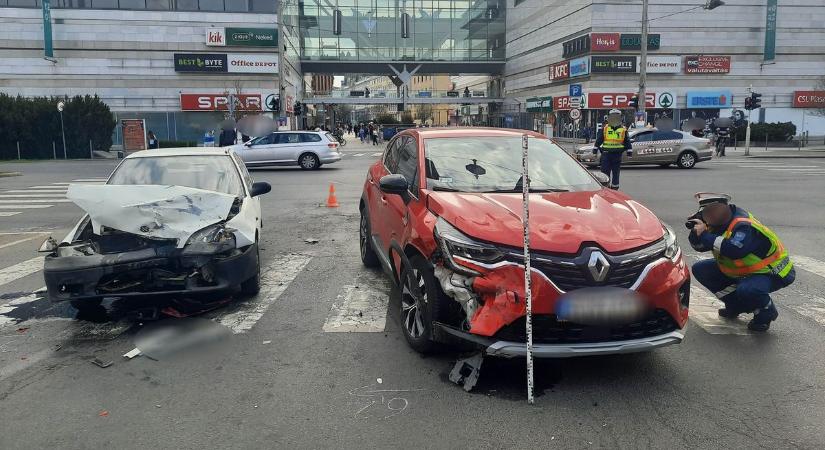 Baleset történt Nyíregyháza belvárosában – két személygépkocsi ütközött! (fotók)