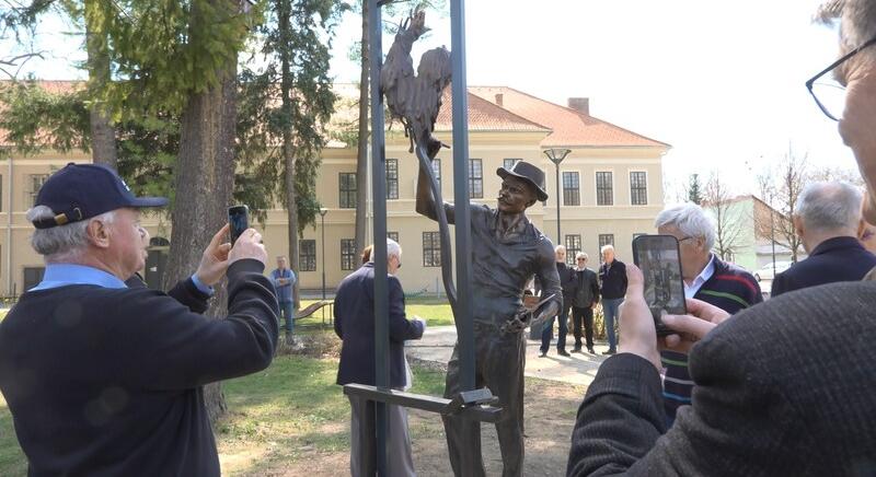 Bronzba öntötték a fiatal Vaszaryt