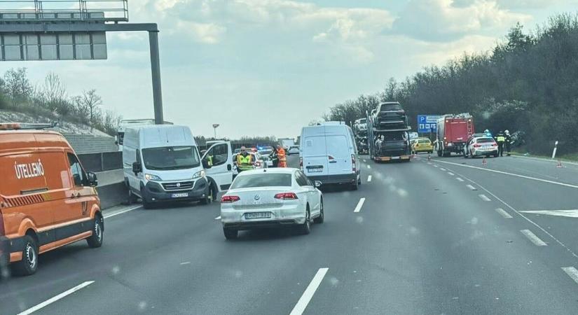 Nagy baleset az M0-son, lezártak egy szakaszt Nagytéténynél