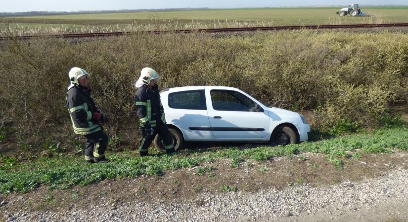 Csoda Karcag határában: sérülés nélkül szállt ki az árokba csapódott autóból a 75 éves férfi