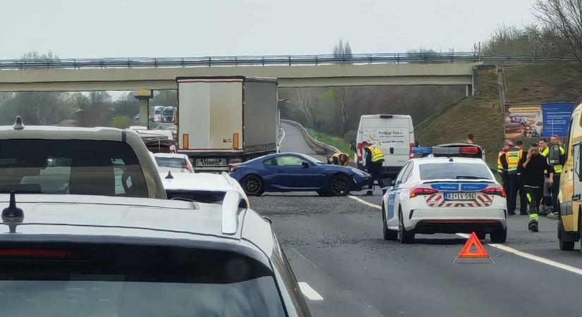 Szalagkorlátnak ütközött, majd kipördült egy autó az M3-ason  Fotó