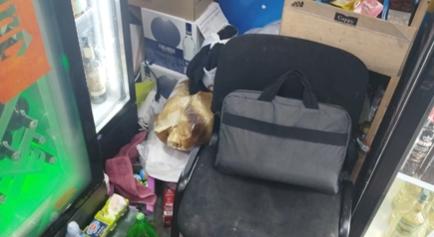 Kosz, lejárt és nyomonkövethetetlen élelmiszerek, pókhálók – súlyos jogsértések miatt zárt be üzletet és vont ki élelmiszereket a forgalomból az NKFH