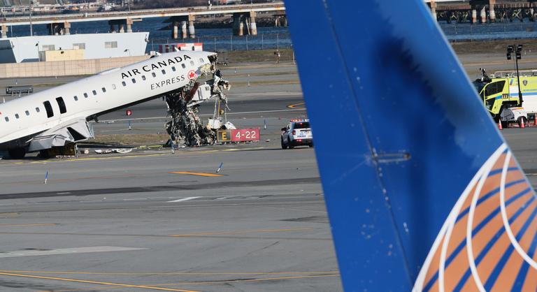 A hősi halált halt pilóták lélekjelenléte miatt nem történt nagyobb tragédia a New York-i reptéren