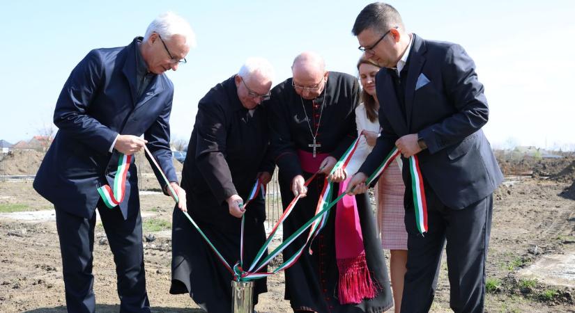 Több százmilliós fejlesztések Ajakon – ilyen lett az új főtér (fotókkal, videóval)
