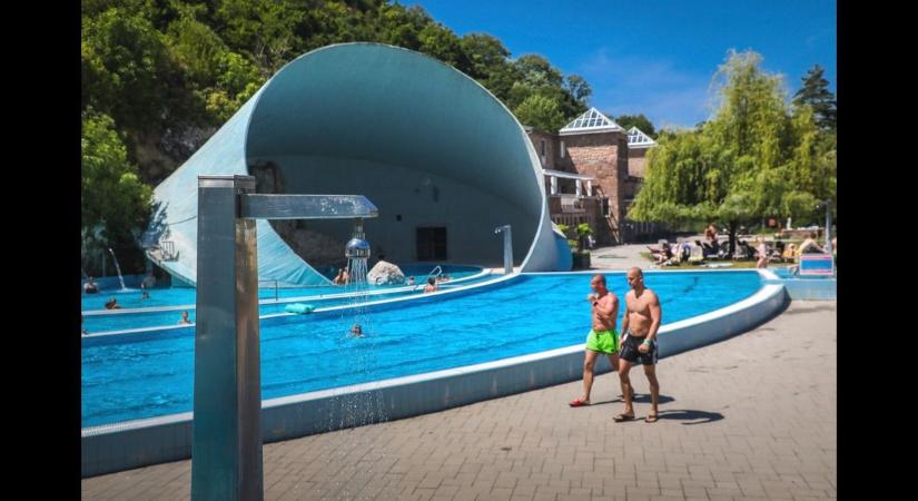 Ez történik most a Barlangfürdő termálkútjával – videó