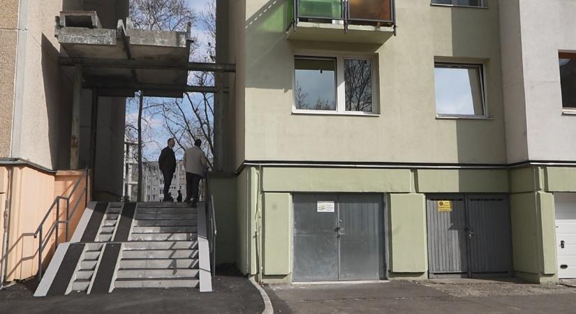 Folytatódik a lakóházak közötti lépcsők és járdák felújítása Debrecenben – videóval