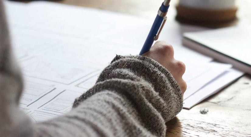 Több mint 113 ezren próbaérettségiztek kedden, hat diákot csaláson értek