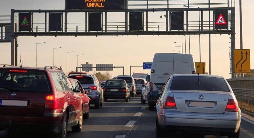 Több jármű ütközött az M0-ás autóúton, több kilométeres a torlódás