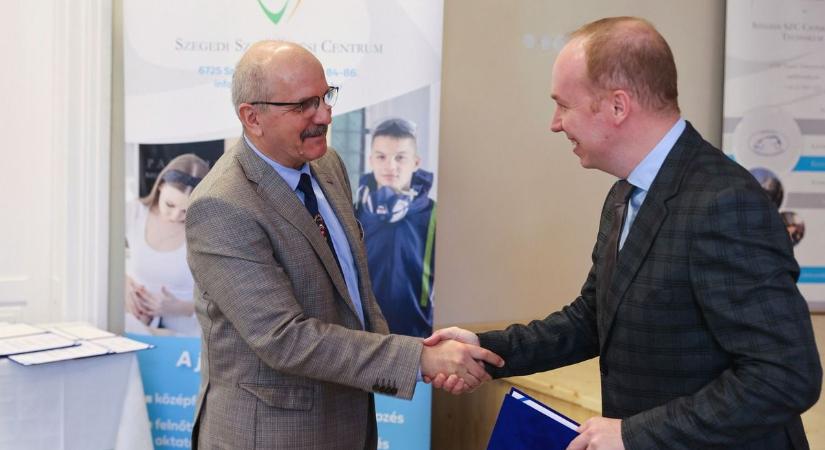 Pénz és elismerés: 32 szegedi tanár kapta meg ezt a támogatást – galériával